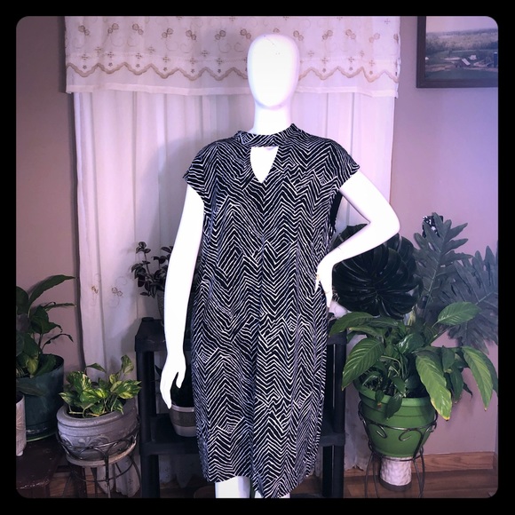 Keyhole Neckline Dress - Picture 2 of 7